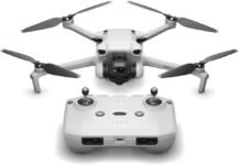 DJI Mini 3 – Mini drone con fotocamera leggero e pieghevole con video in 4K HDR, autonomia di 38 minuti, Riprese verticali native e funzioni intelligenti, C0