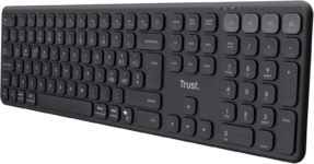 Trust Vaiya Tastiera Wireless Bluetooth + 2.4 GHz Layout Italiano QWERTY, Tastiera Senza Filo con Tastierino Numerico, Batteria Ricaricabile, 55% Plastica Riciclata, Windows iOS macOS Android, Nero